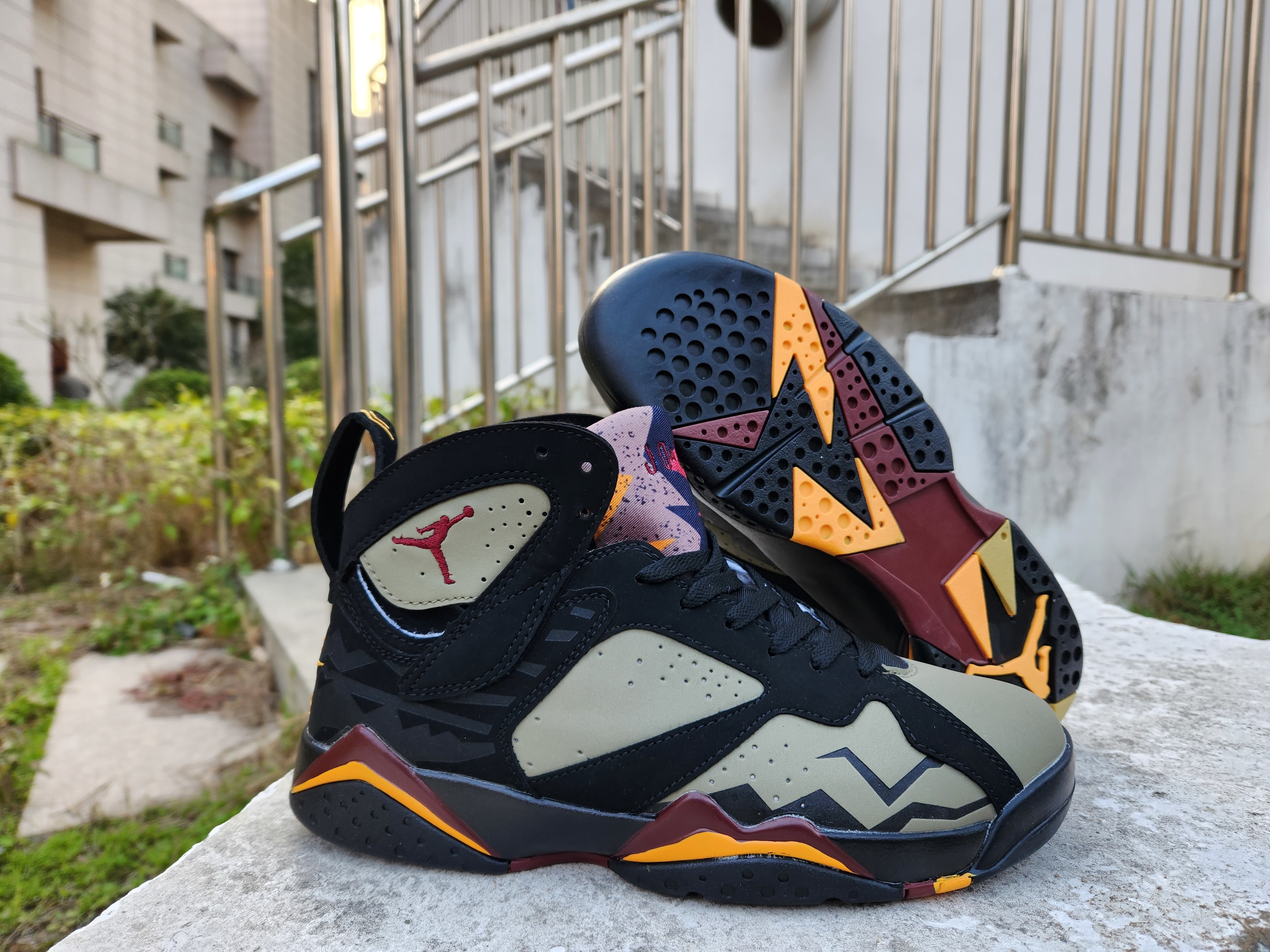 Air Jordan 7 Negro / Verde oliva / Naranja